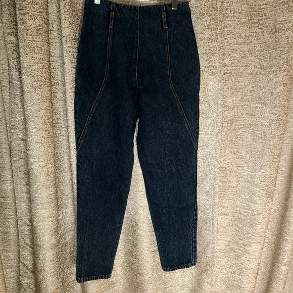 Vintage High Rise Jeans with Tapered Legs and Relaxed Fit - Picture 5 of 9